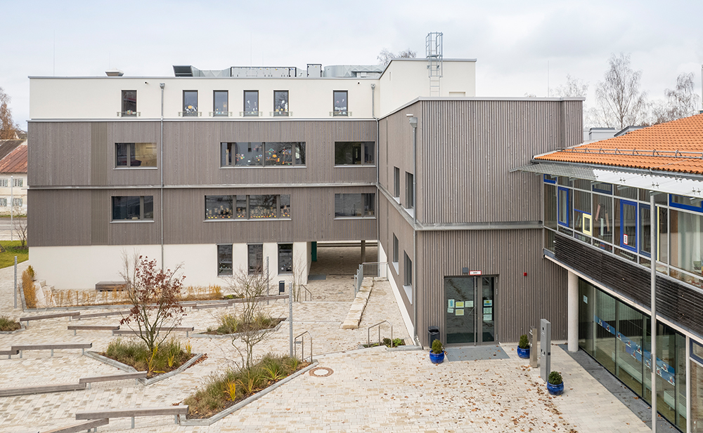 Außenaufnahme Hofbereich Erweiterung und Sanierung Grundschule Petershausen