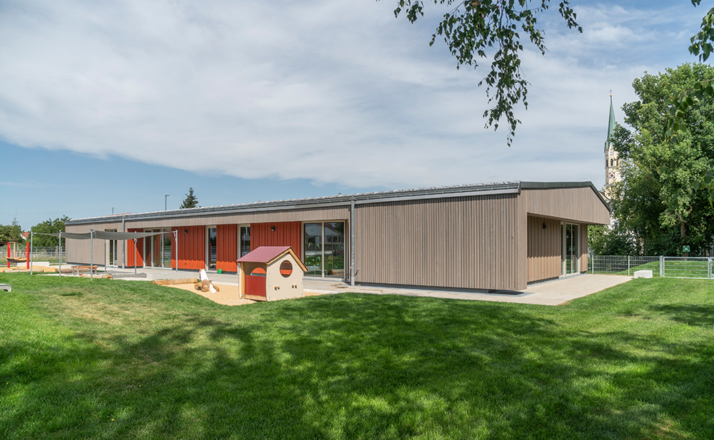 Außenperspektive Garten einer Kinderkrippe in Weilach