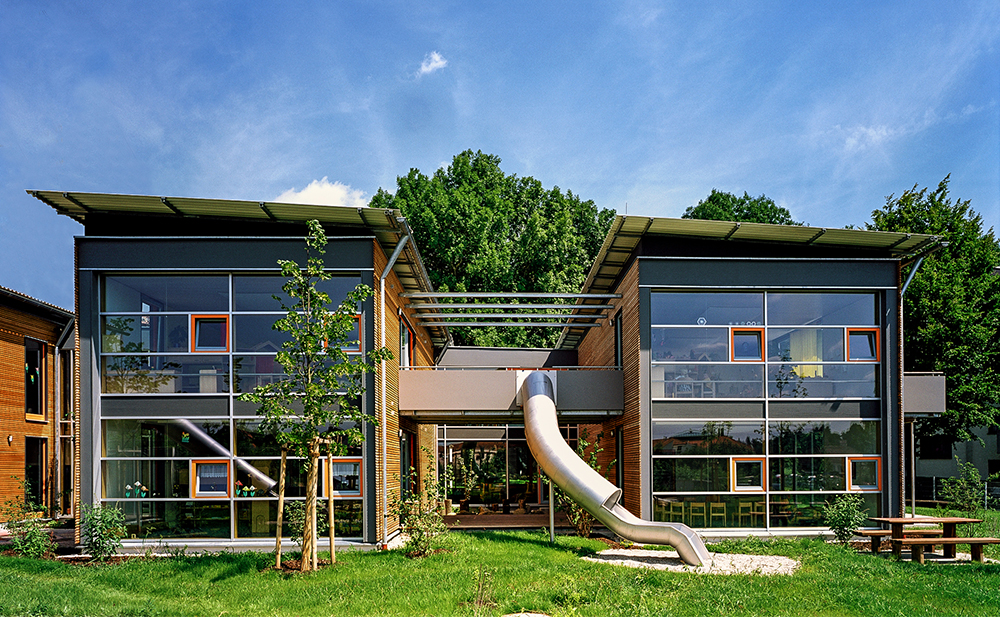 Außenperspektive Gartenbereich Holzbau Kindergarten in Dachau