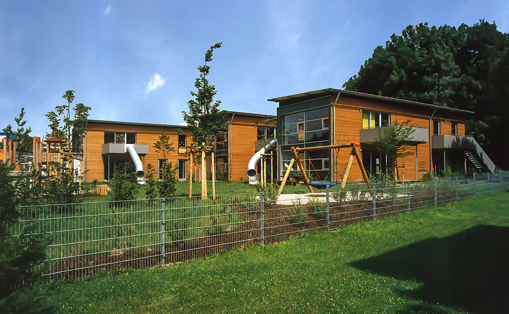 Außenperspektive Gartenbereich Holzbau Kindergarten in Dachau