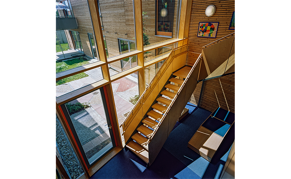 Innenperspektive Treppe Holzbau Kindergarten in Dachau